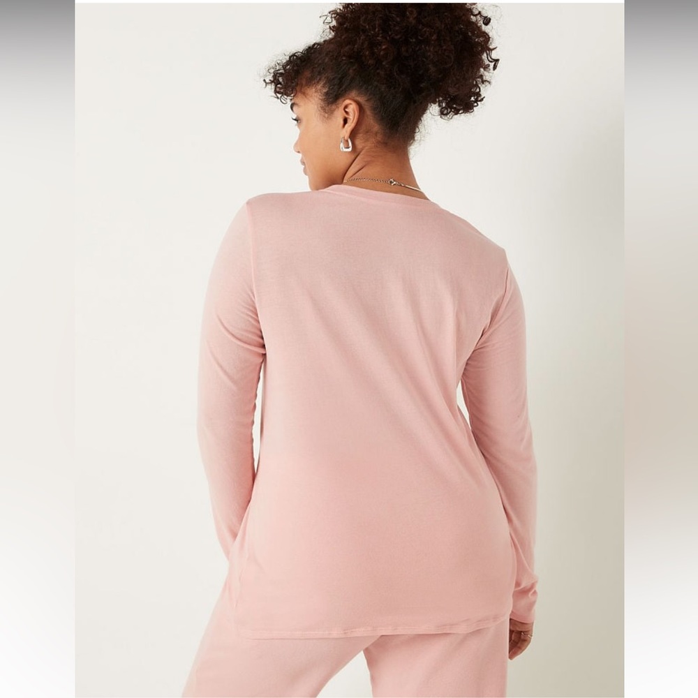 NWT Everyday Long Sleeve Crew Tee Silver Pink Shine Script Logo Sz S - Picture 2 of 4